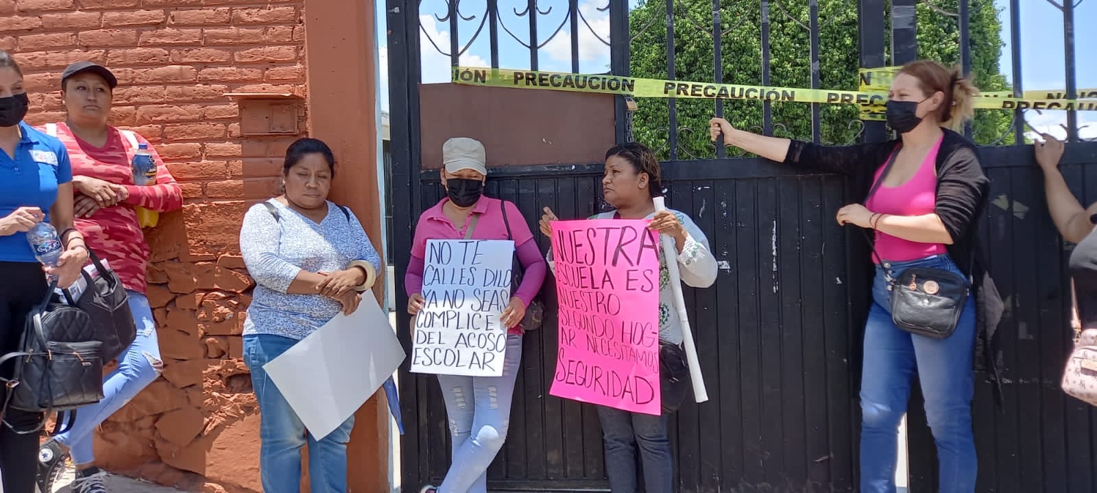 Protestan Padres De Familia Por Estudiante Exhibicionista Inqro