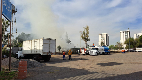 AUDIO-Controlado incendio en Villas del Sol