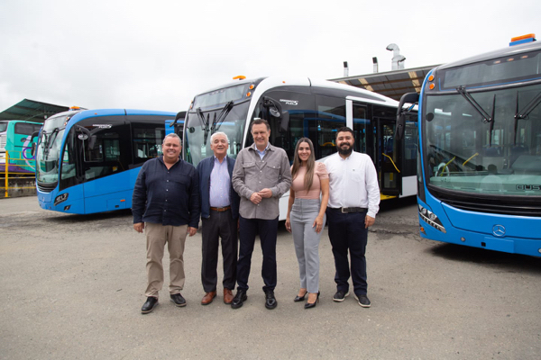 Gobernador  Kuri Supervisa Ensamble de Nuevos Camiones del Transporte Público