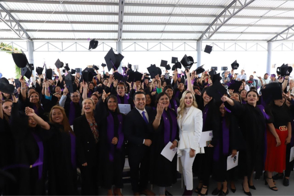 AUDIO-Egresa la Primera Generación de la Universidad de las Mujeres de Querétaro