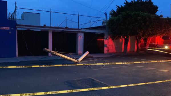 AUDIO: Grúa deja sin luz en algunas calles de Jardines de la Hacienda