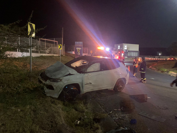 AUDIO: Vehículo vuelca por presunto exceso de velocidad