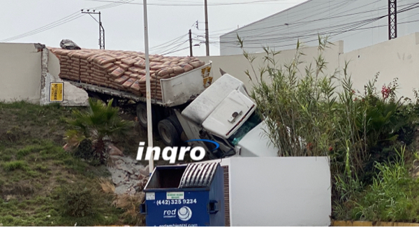 AUDIO: Cae trailer a la gasolinera de La Noria
