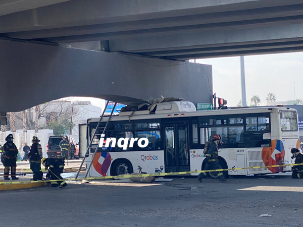 AUDIO: Qrobus queda atorado debajo del puente vehicular del boulevard de Las Américas