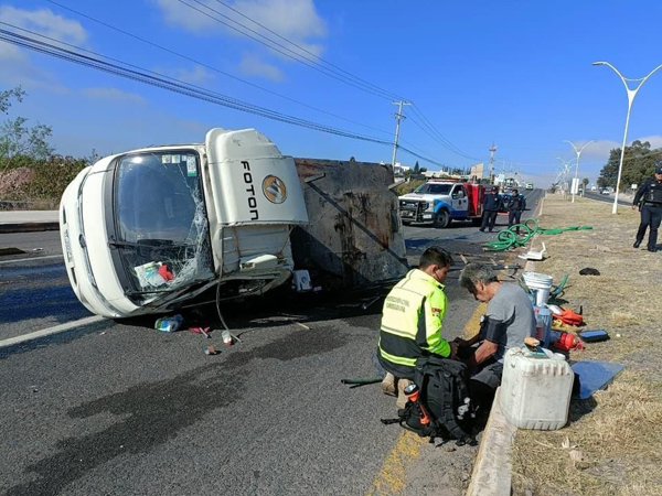 AUDIO: Vuelca camioneta con cisterna en la carretera a Huimilpan