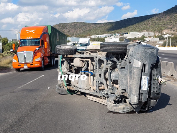 AUDIO: Vuelca camioneta en Paseo de la República