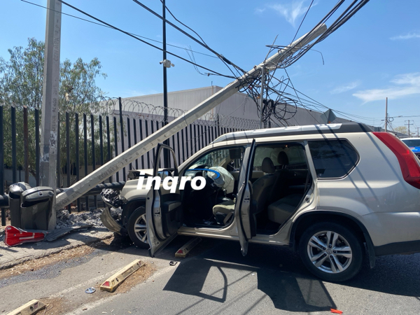 AUDIO: Camioneta derribó un poste en el acceso 4