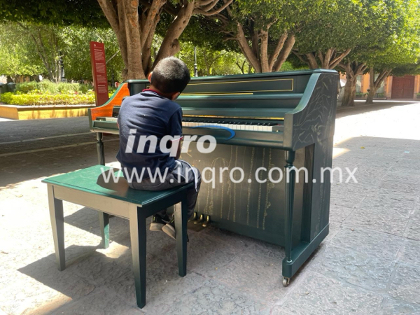 Atrae a propios y extraños pianos instalados en la calle