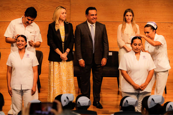 Imponen cofias a estudiantes de Enfermería de la Universidad de las Mujeres