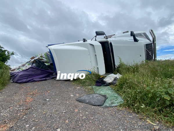 AUDIO: Aparatosa volcadura en la carretera a Chichimequillas