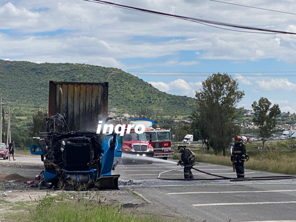 AUDIO: Arde cabina de tráiler en la incorporación del Norponiente a la 57