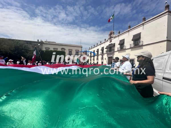 Trabajadores del Poder Judicial marchan con mega bandera en hombros