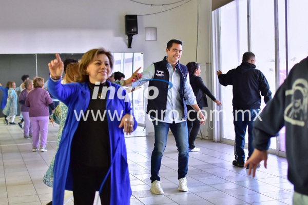 Visita Felifer Macías el Centro del Adulto Mayor Nänxu