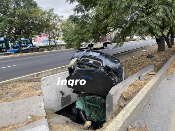 AUDIO: Queda destrozado dentro de un canal en Paseo de la República