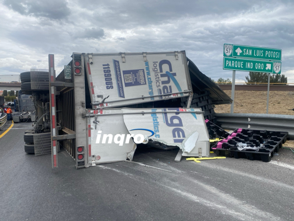 AUDIO: Le ganó la carga y volcó en la incorporación de la carretera San Miguel de Allende al PIQ