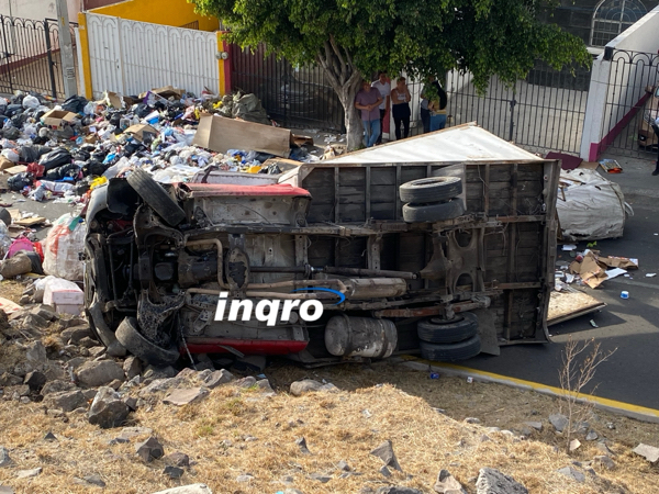 AUDIO: Vuelca camión recolector de basura en avenida Chabacano