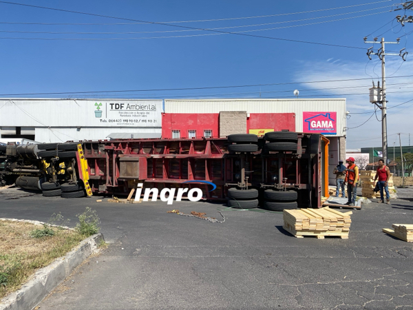 AUDIO: Vuelca trailer en el parque industrial Bernardo Quintana