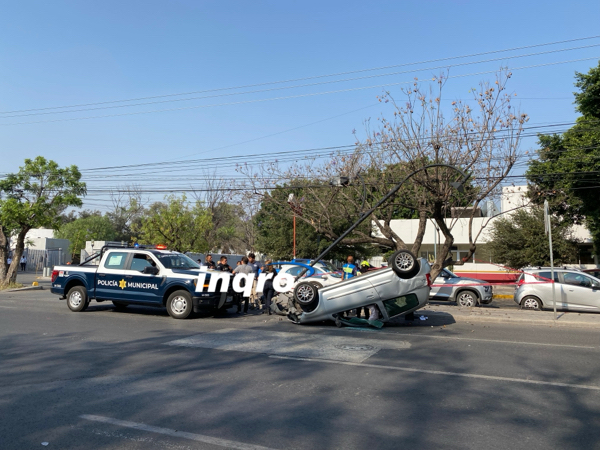 AUDIO: Vuelca auto en avenida Tecnológico