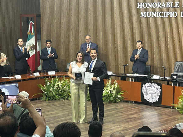 Cabildo de Querétaro entrega preseas por Aniversario de la Ciudad Santiago de Querétaro