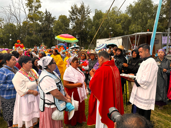 Reciben medalla de 25 y 50 años de peregrinar a pie camino al Tepeyac: Gabriel Olvera